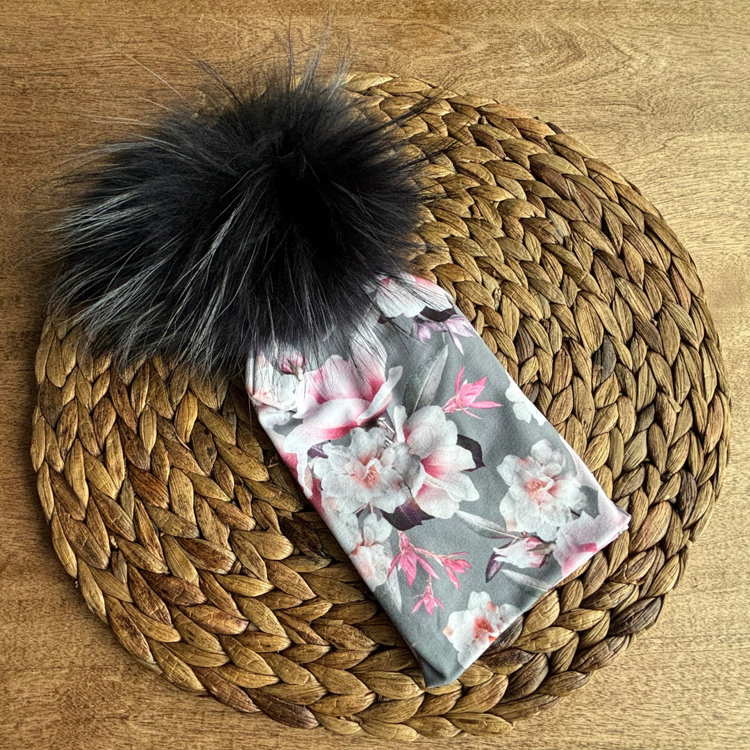 Tuque fleurs sur gris POMPON NOIR