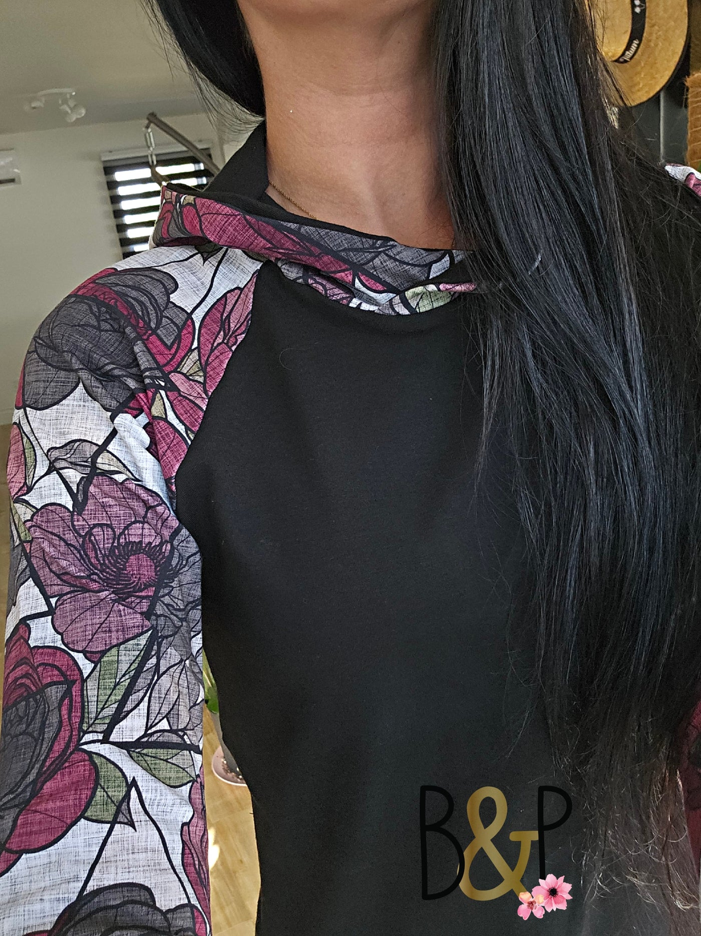 Hoodie noir & floral bourgogne