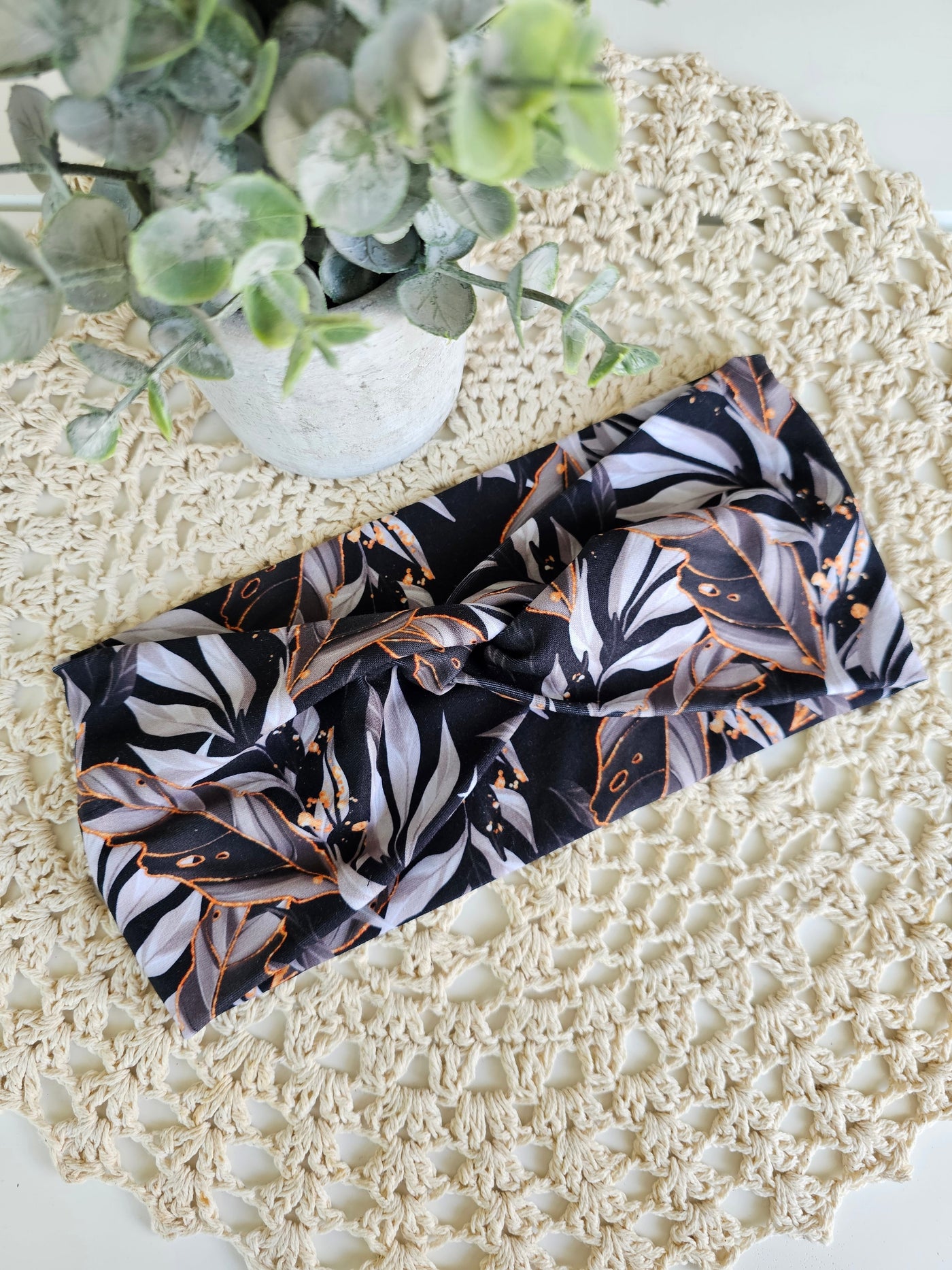 Bandeau twist feuillage doré sur noir ( Camisoles )
