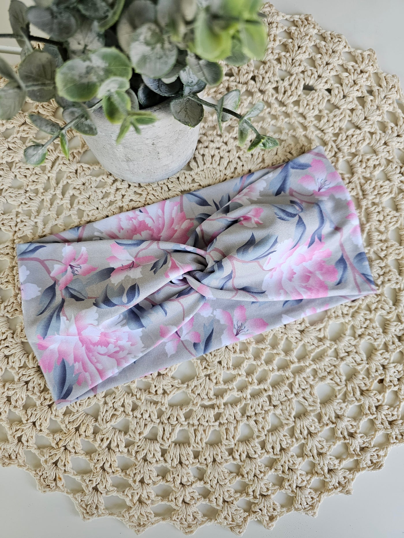 Bandeau twist fleurs roses sur gris