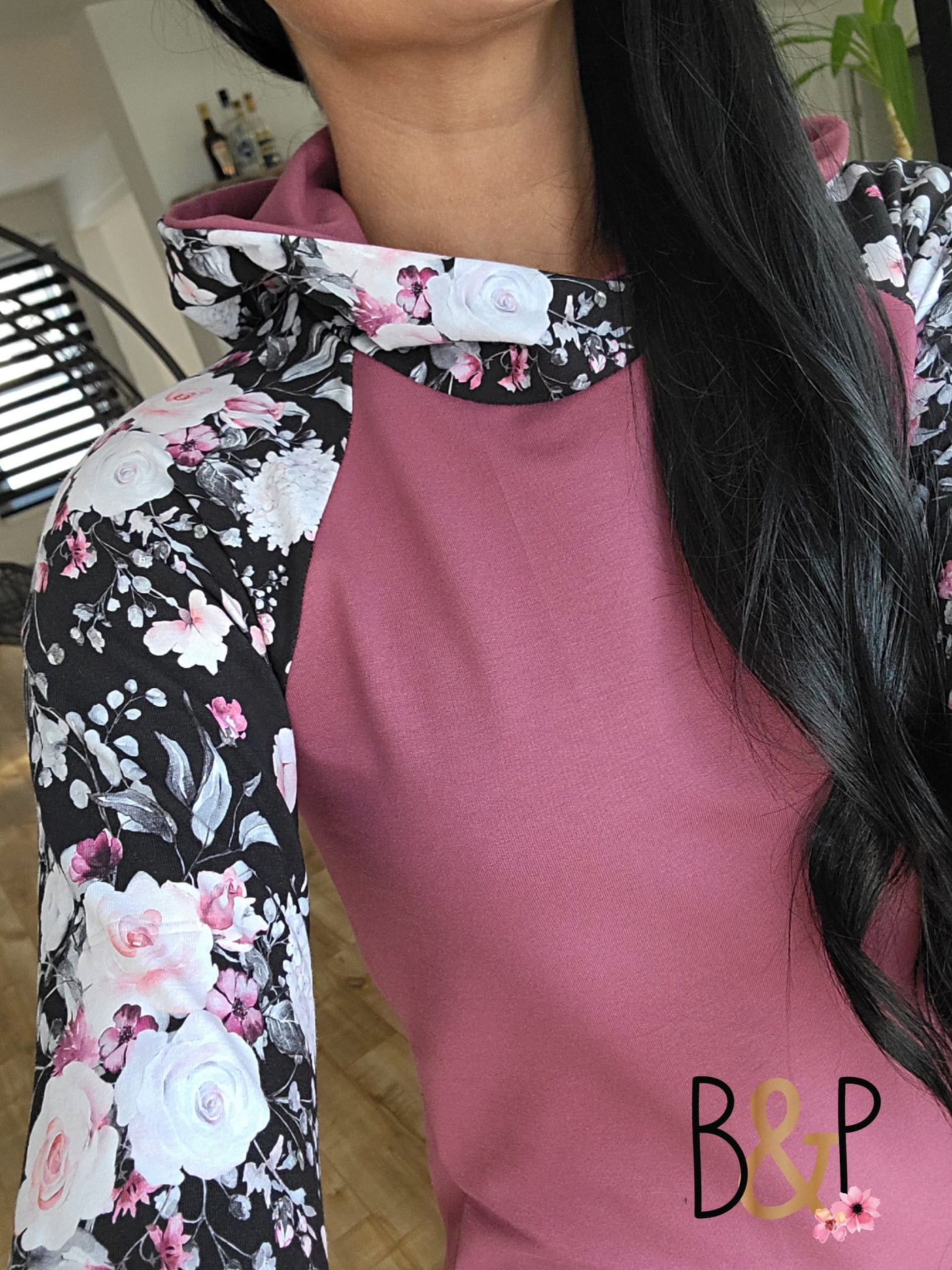 Hoodie floral sur noir & rose très foncé