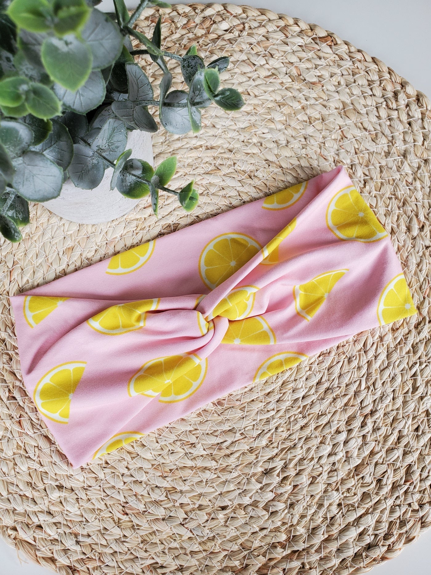 Bandeau twist citrons sur rose pâle