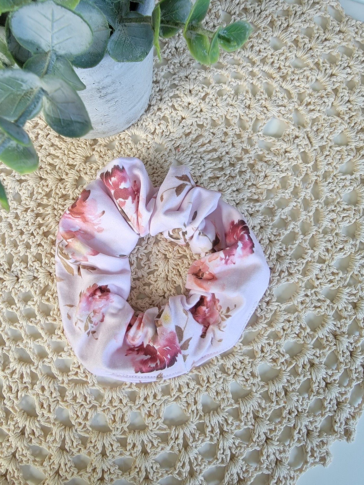 Chouchou fleuri sur rose pale