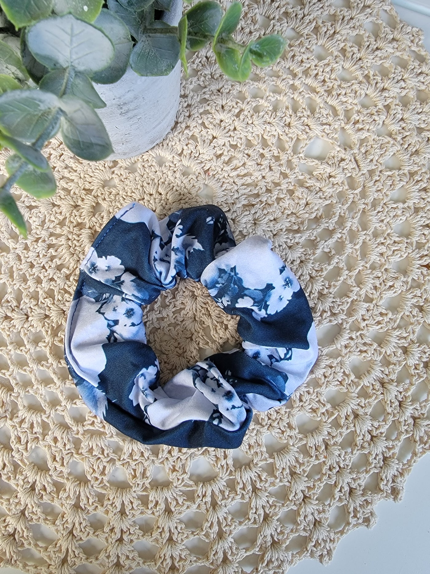 Chouchou fleurs blanches sur marine