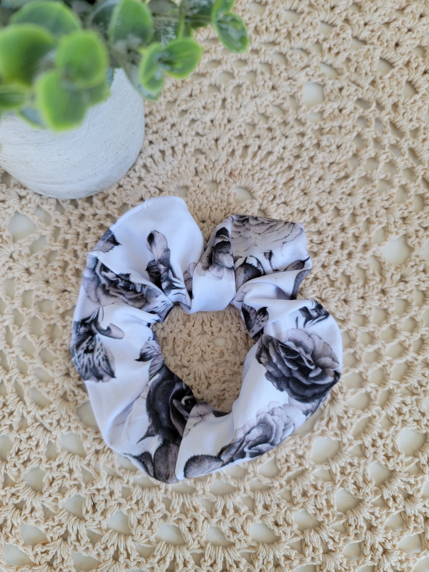 Chouchou fleurs noires sur blanc