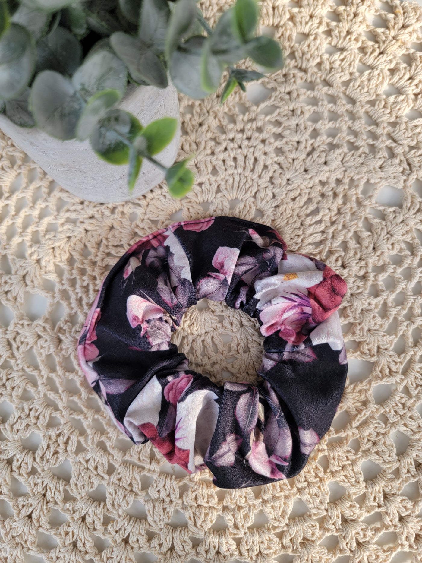 Chouchou floral sur noir