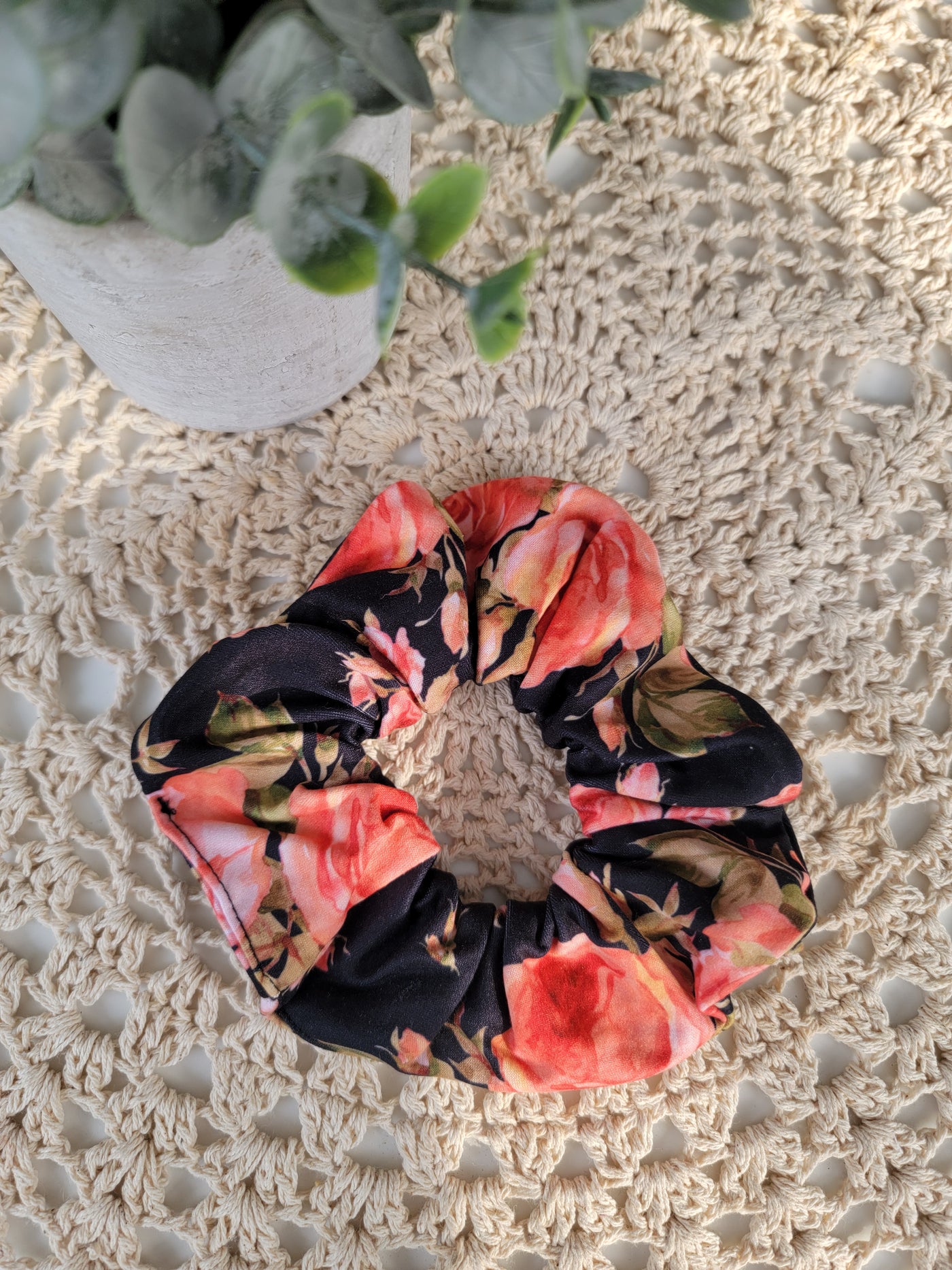 Chouchou roses rouges sur noir