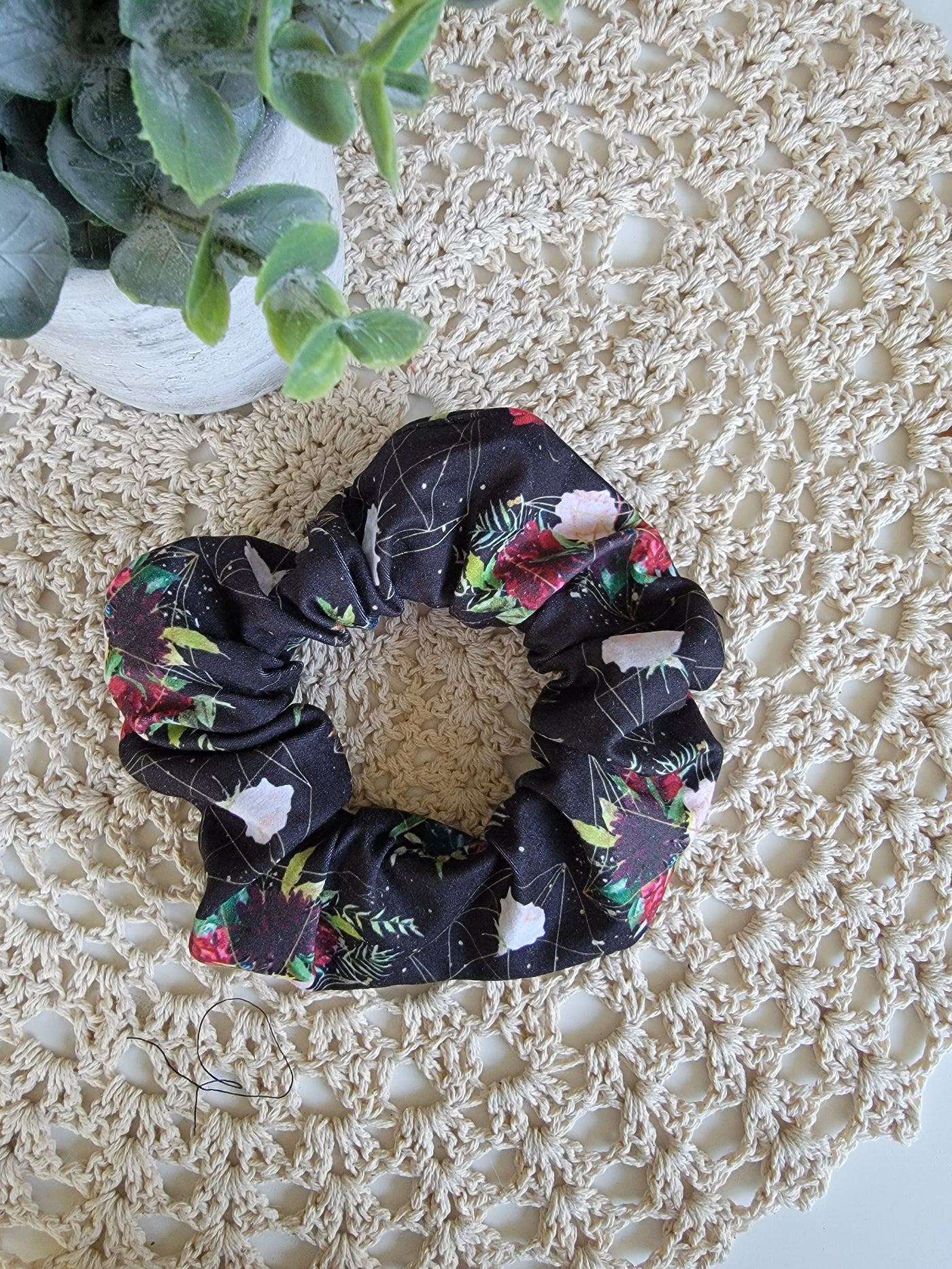 Chouchou géo fleuri sur noir