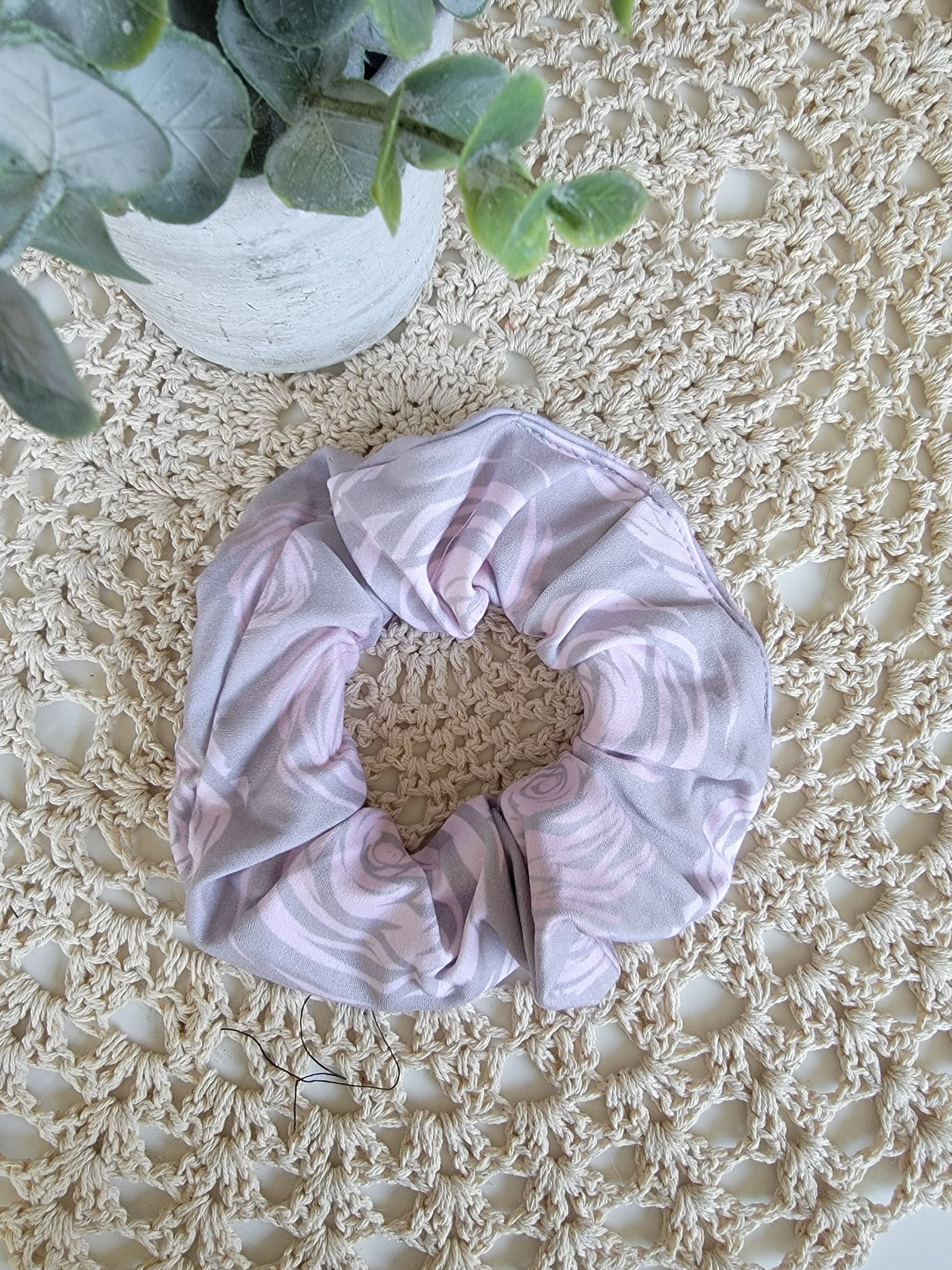 Chouchou spirale rose sur gris