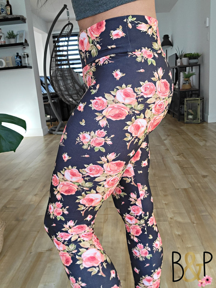 Legging fleuri rouge sur fond noir