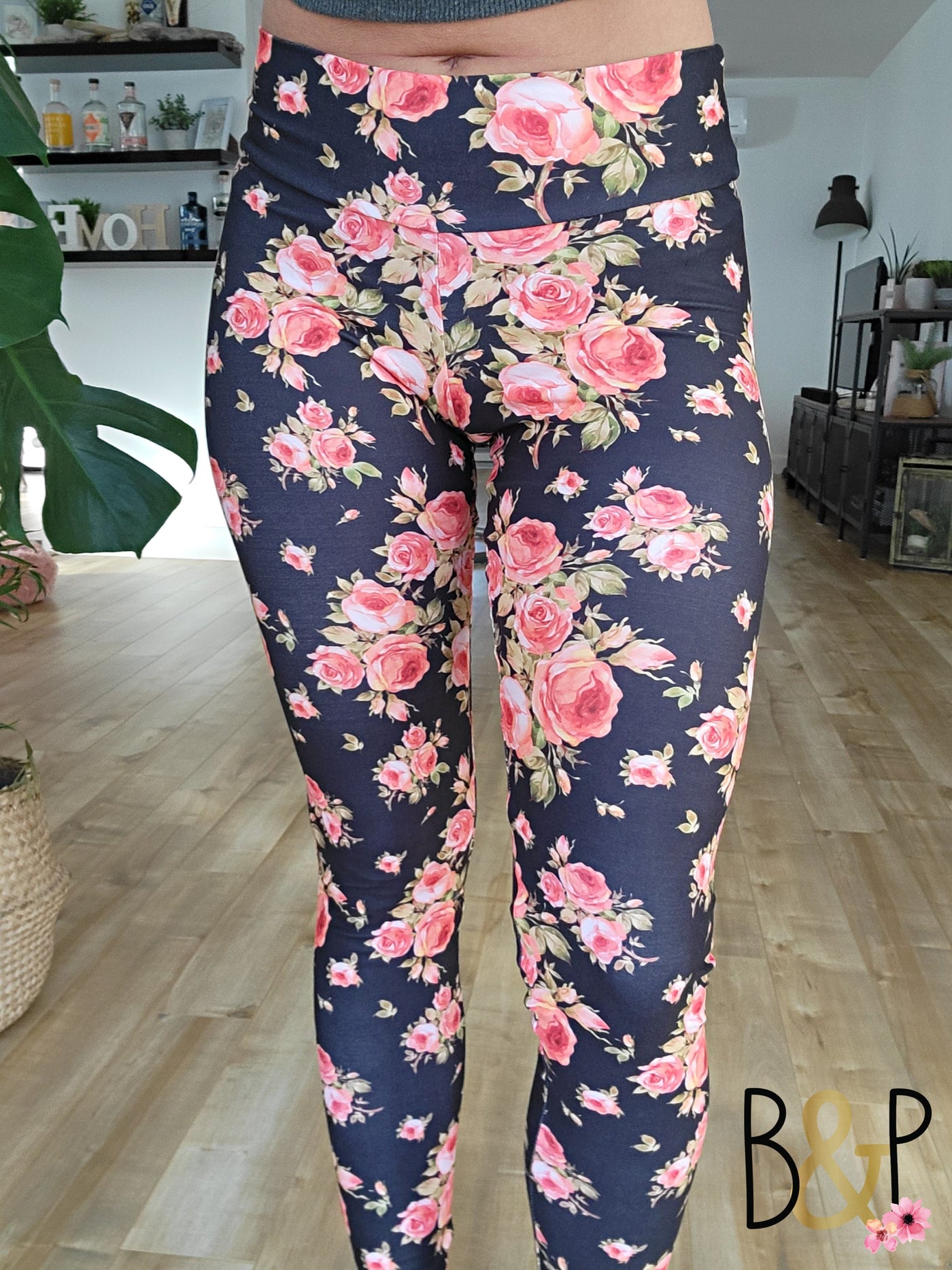 Legging fleuri rouge sur fond noir