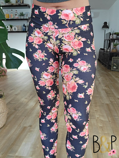 Legging fleuri rouge sur fond noir