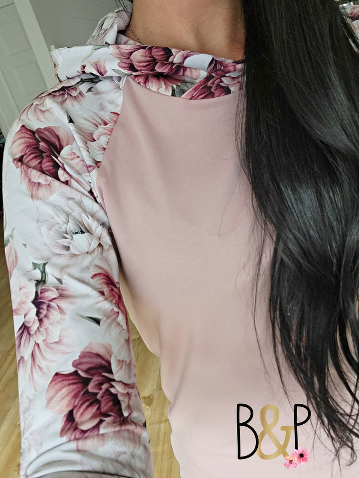 Hoodie capuchon croisé grosses pivoines rougeâtres & vieux rose