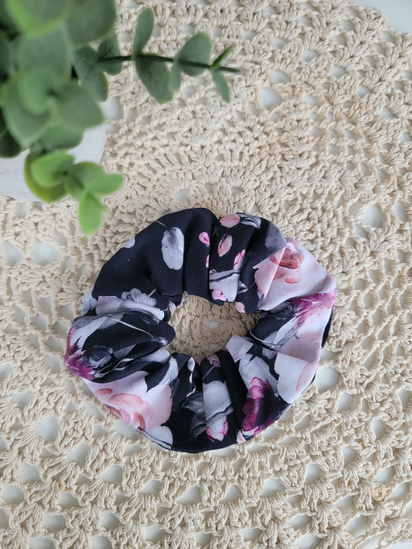 Chouchou floraison rose sur noir