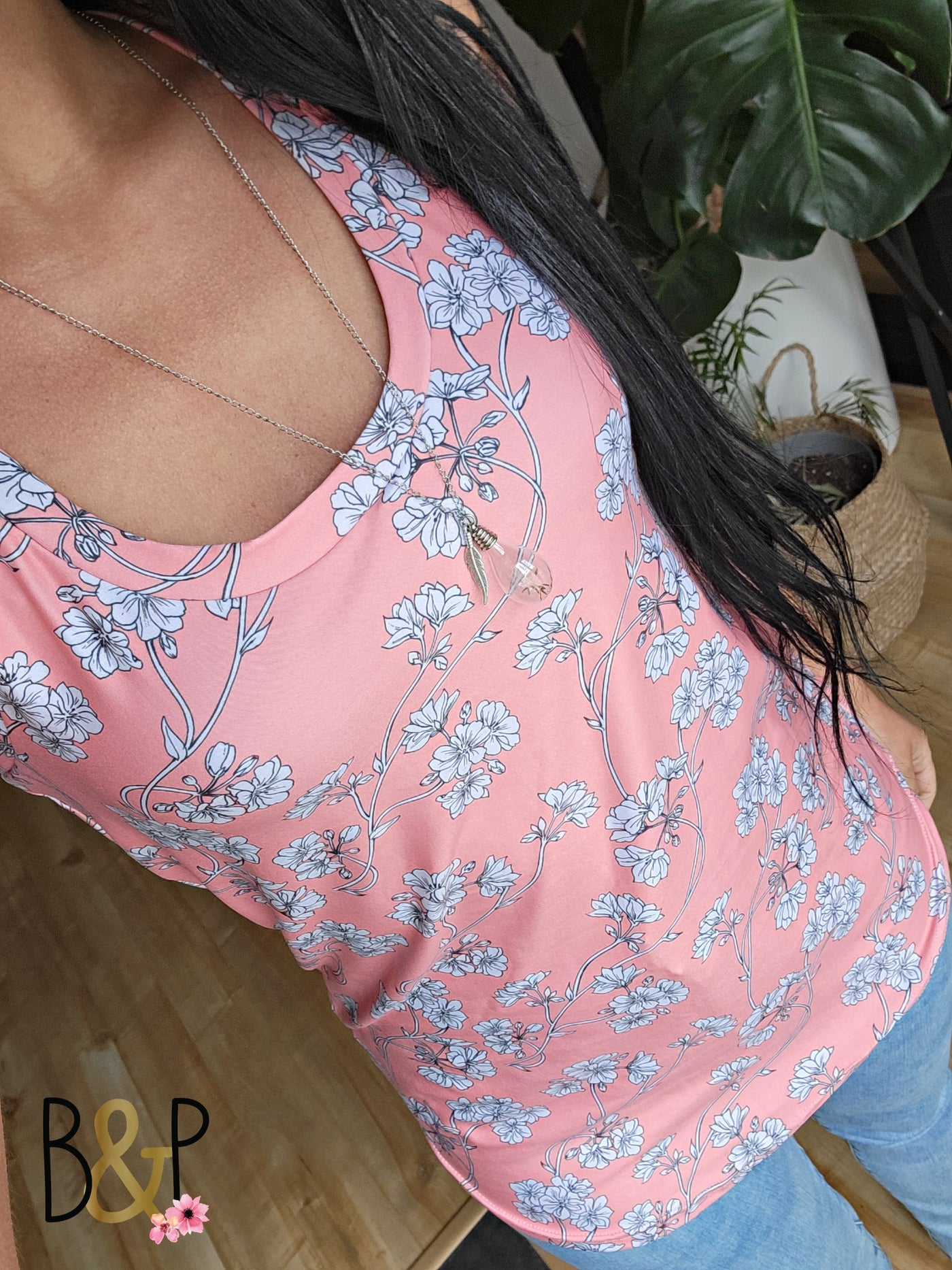 Camisole fleurs blanches sur corail