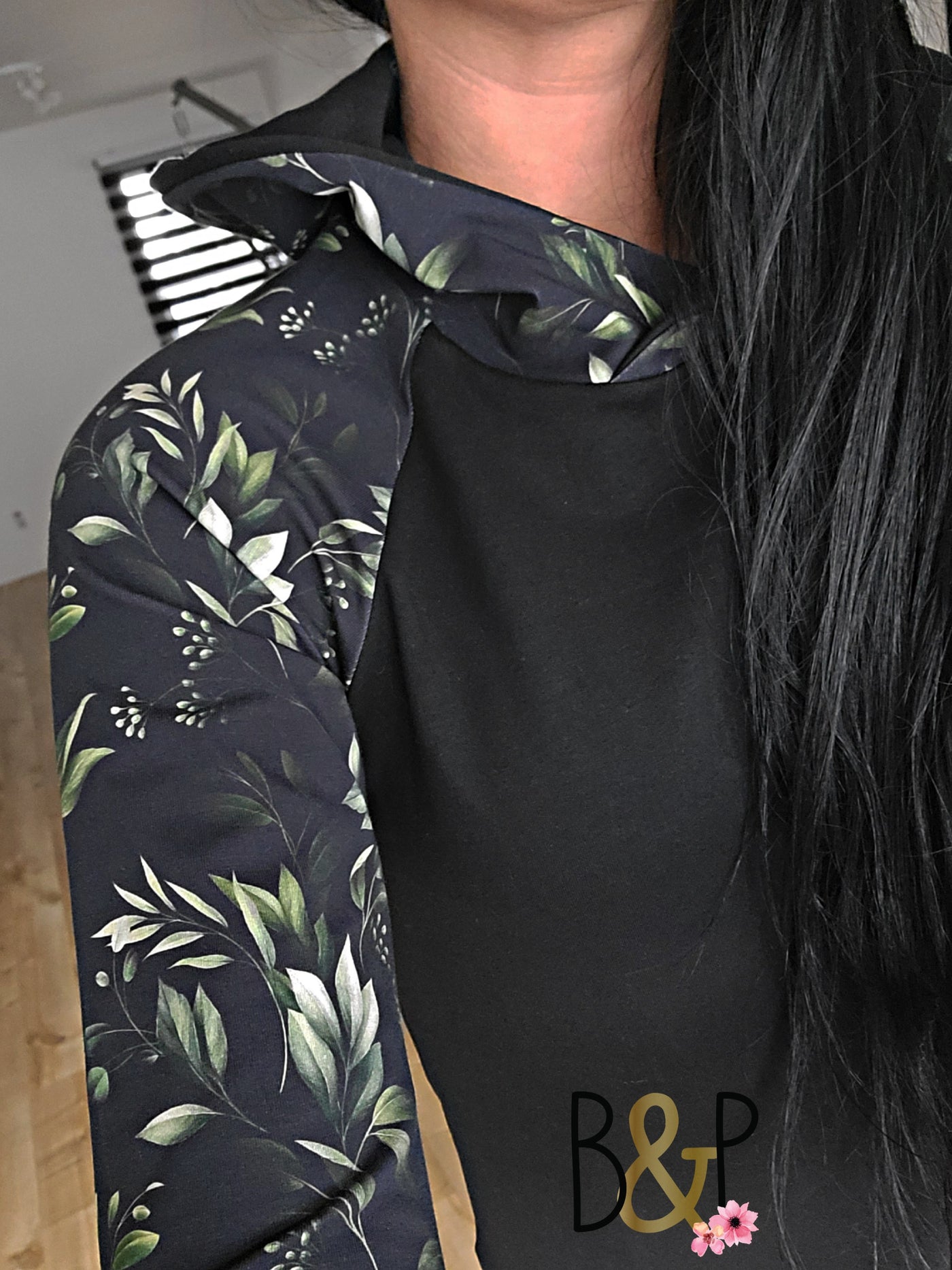 Hoodie feuilles vertes sur noir