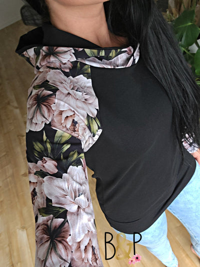 Hoodie capuchon croisé grosses pivoines sur noir