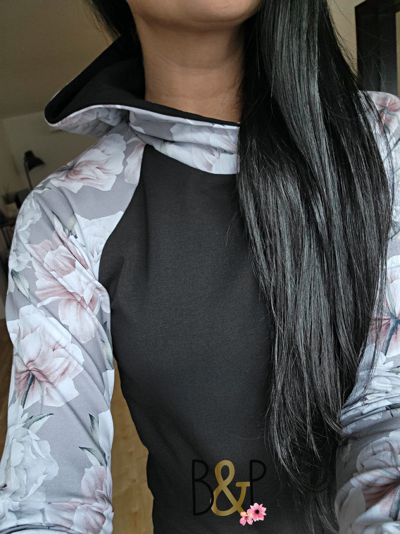Hoodie pivoines sur gris & noir