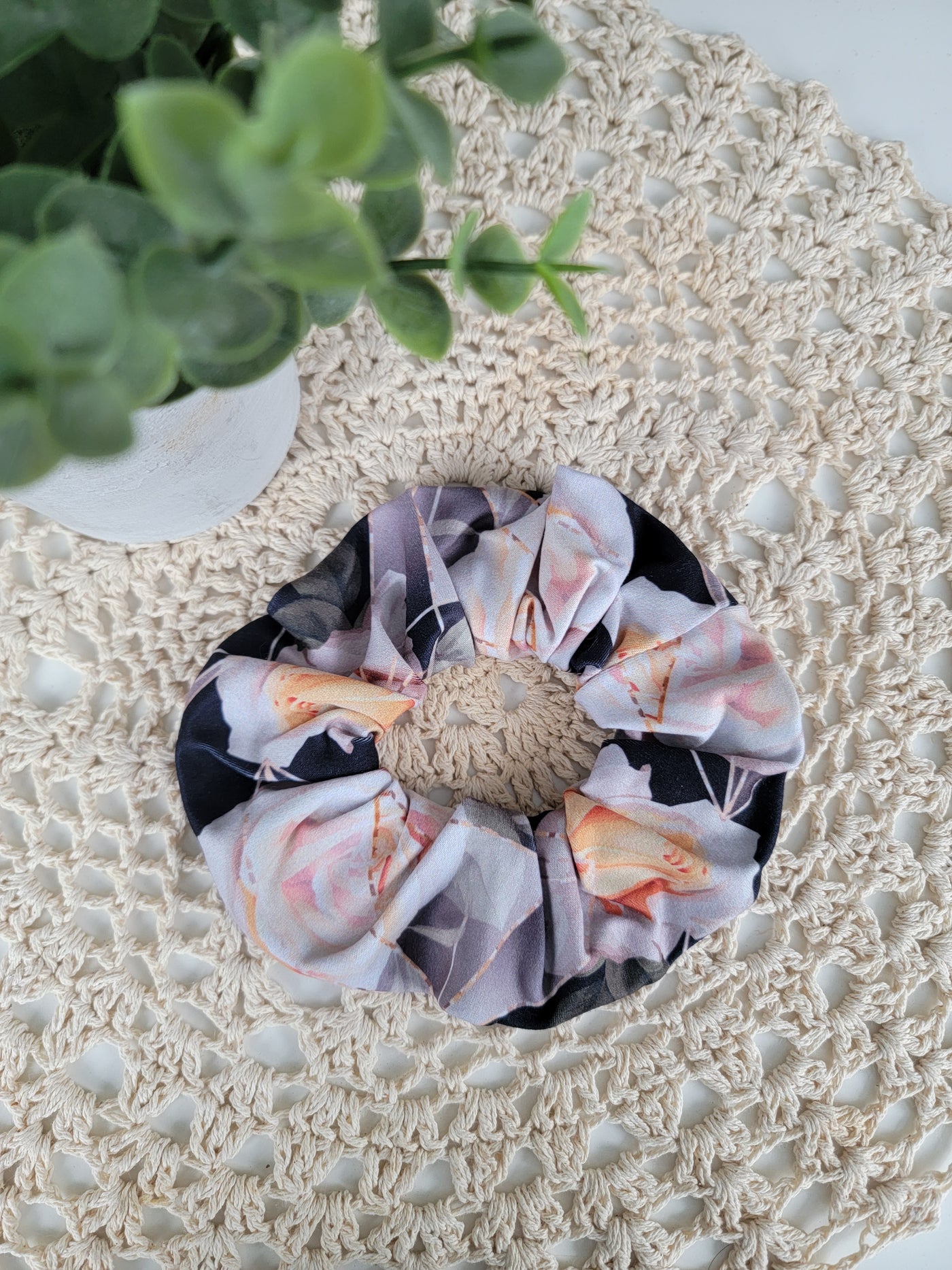 Chouchou roses blanches sur noir