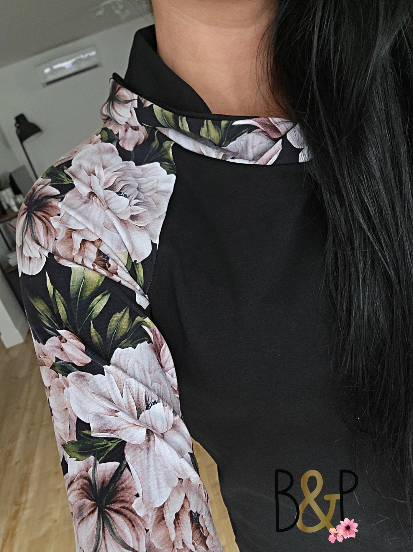 Hoodie capuchon croisé grosses pivoines sur noir