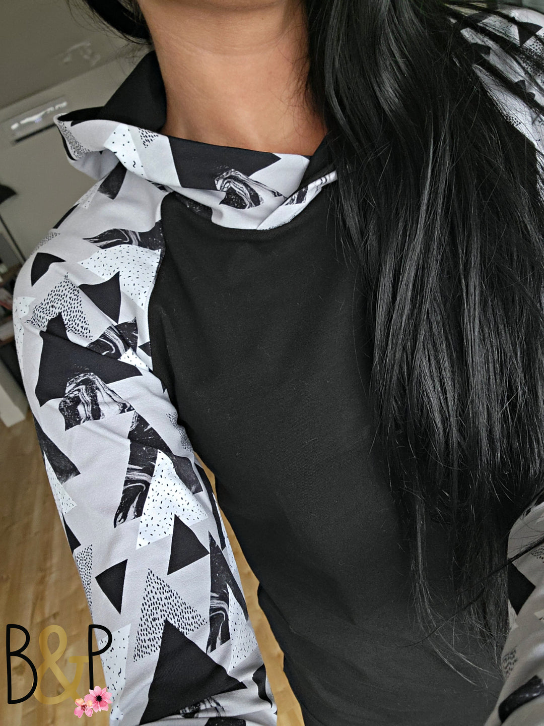 Hoodie capuchon croisé triangles sur gris & noir