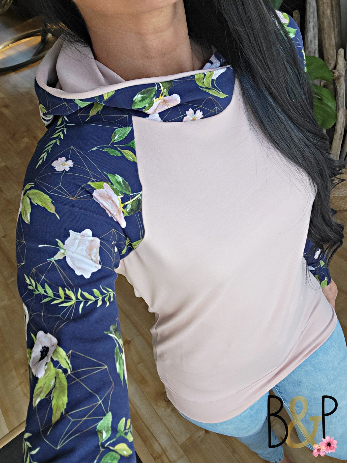 Hoodie fleurs roses pâles sur marine