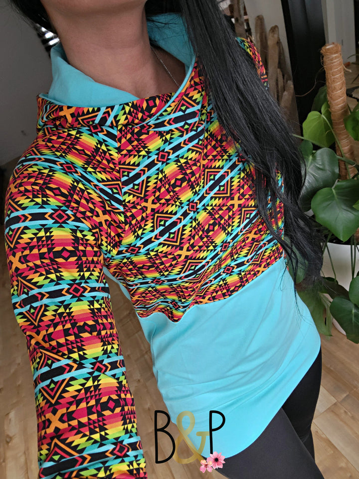 Hoodie aztèque orange , rouge & bas bleu pâle