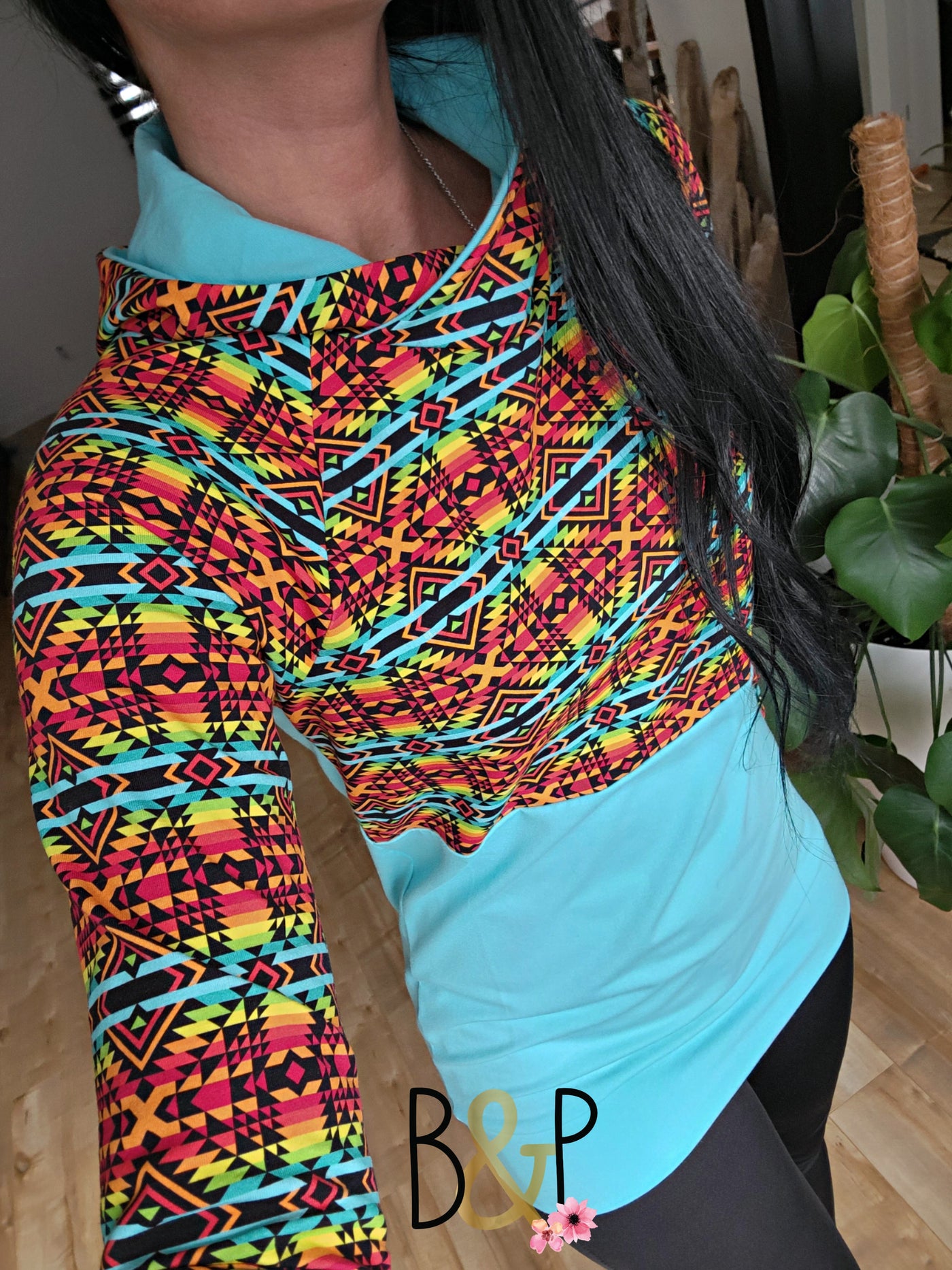 Hoodie aztèque orange , rouge & bas bleu pâle